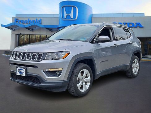 Used 2018 Jeep Compass Latitude w/ Popular Equipment Group AWD/4WD image 3