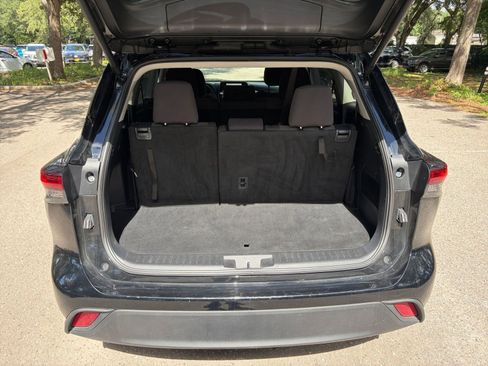 Used 2025 Toyota Highlander LE FWD image 33