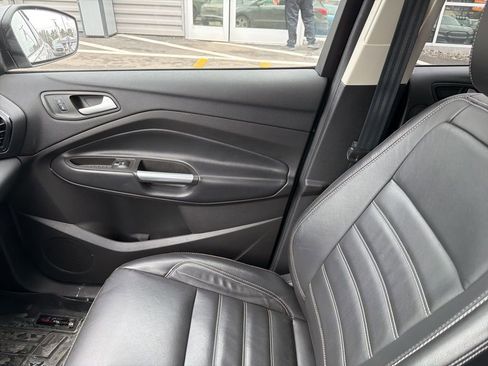 Used 2019 Ford Escape Titanium image 9