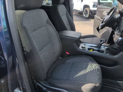 Used 2022 Chevrolet Traverse LT FWD image 49