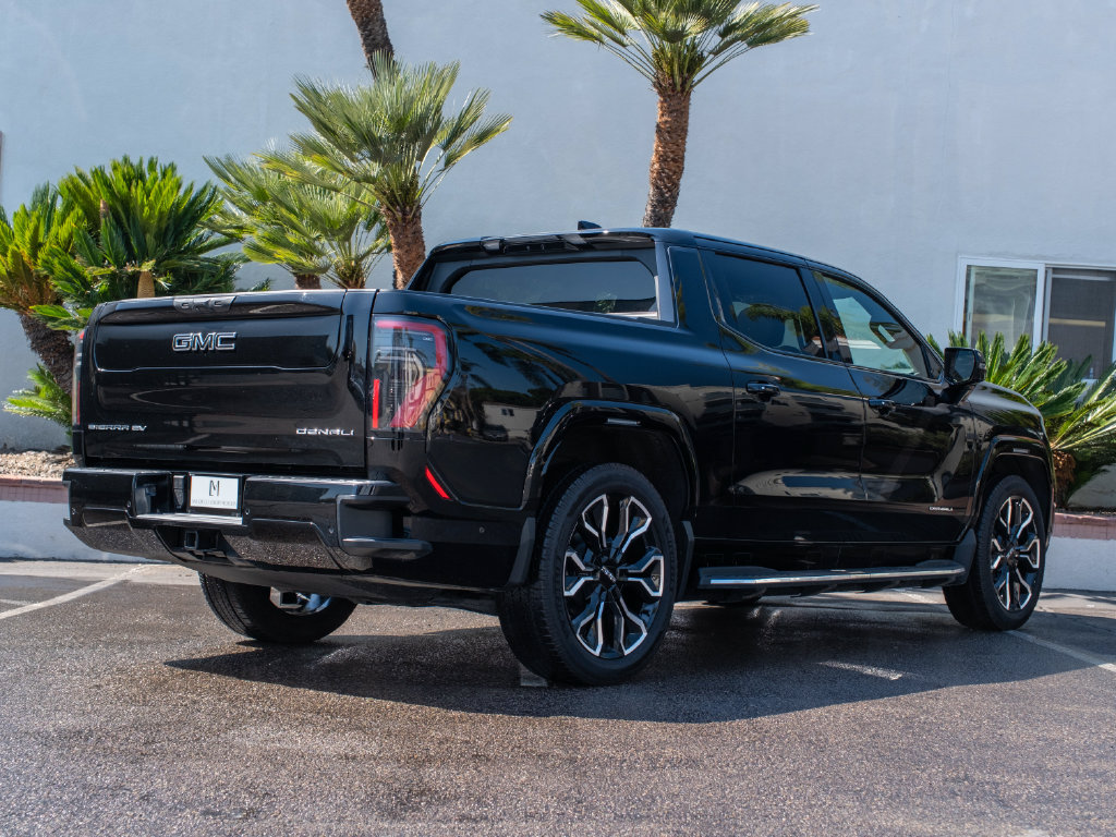 Used 2025 GMC Sierra EV Denali AWD/4WD image 11