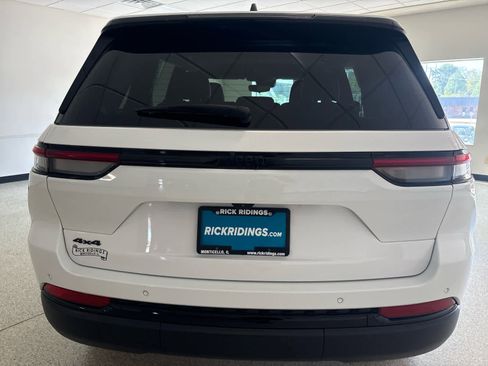 Used 2024 Jeep Grand Cherokee Altitude AWD/4WD image 7