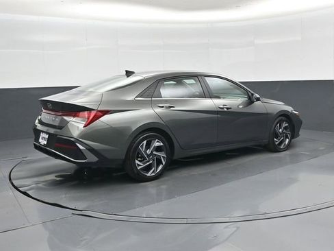 Used 2025 Hyundai Elantra SEL FWD image 4