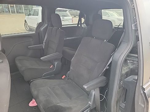 Used 2016 Dodge Grand Caravan SE image 18