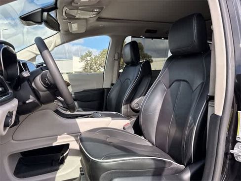 Used 2023 Chrysler Pacifica Limited image 17