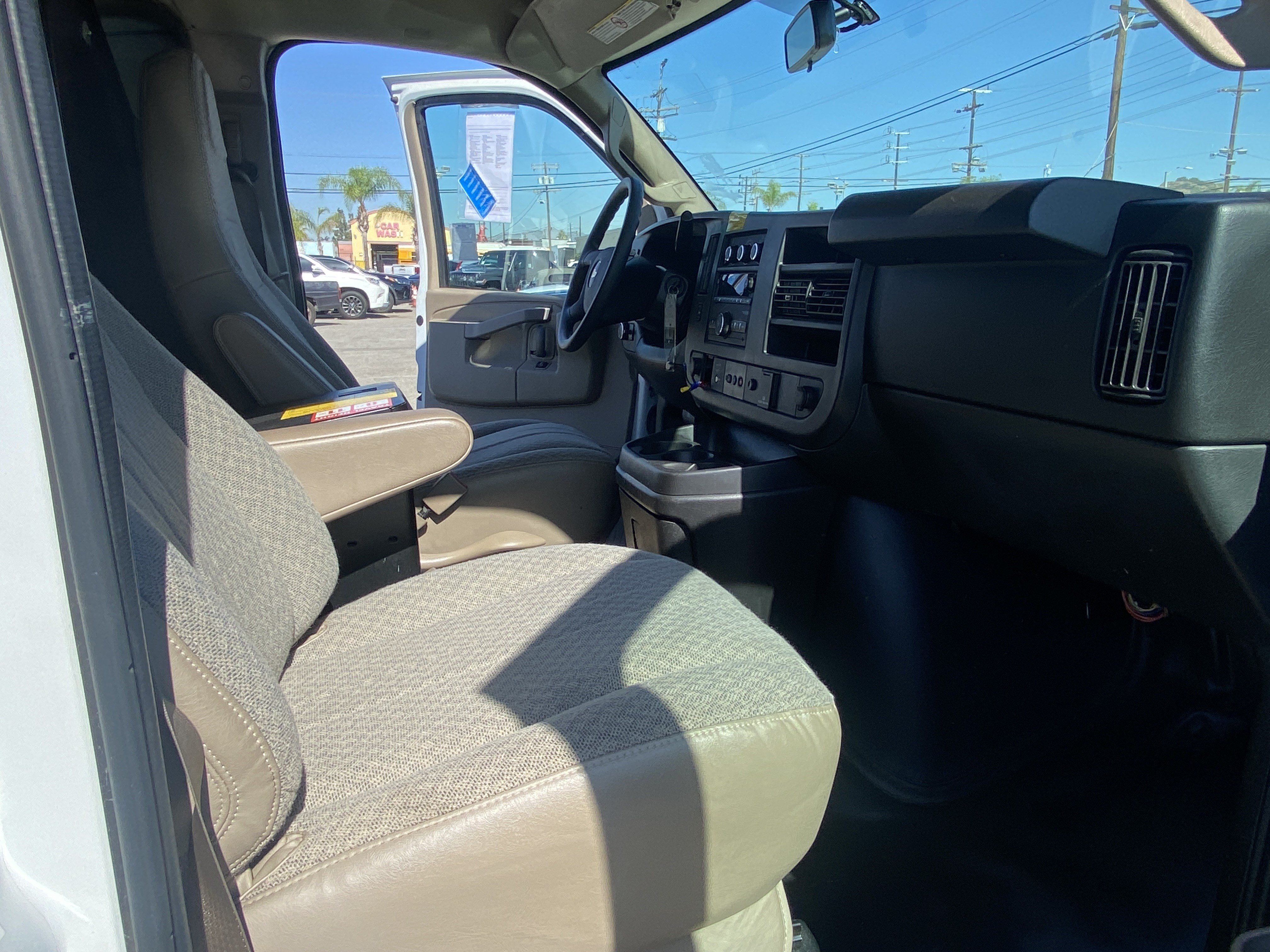 Used 2017 Chevrolet Express 2500 RWD image 21
