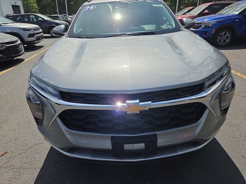 Used 2024 Chevrolet Trax LT w/ Driver Confidence Package FWD image 8