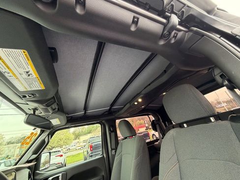 Used 2025 Jeep Wrangler Sport image 19