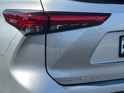 Used 2022 Toyota Highlander XLE FWD image 28