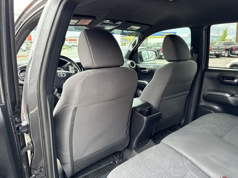 Used 2018 Toyota Tacoma TRD Off-Road AWD/4WD image 13