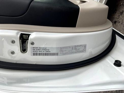 Used 2023 Chrysler Pacifica Touring-L FWD image 19