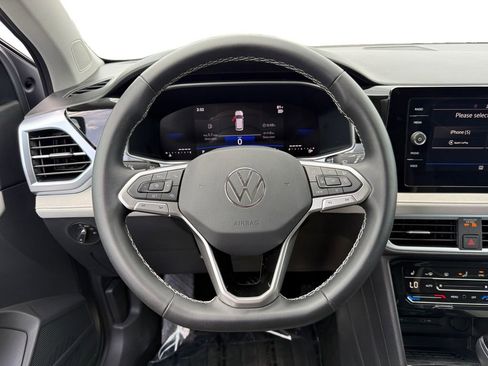 Used 2025 Volkswagen Taos SE w/ Panoramic Sunroof Package FWD image 12