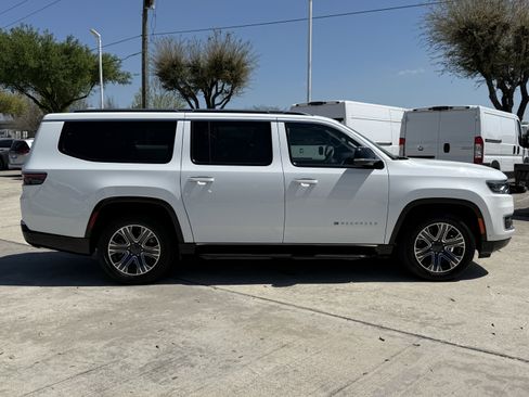 Used 2023 Jeep Wagoneer L Series II image 3