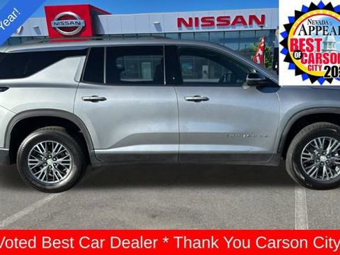Used 2025 Chevrolet Traverse LT AWD/4WD image 2