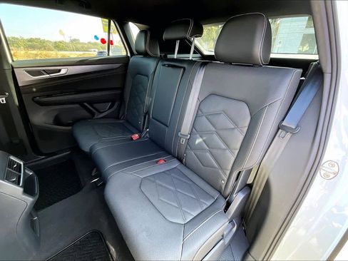 Certified 2025 Volkswagen Atlas Cross Sport SE image 21