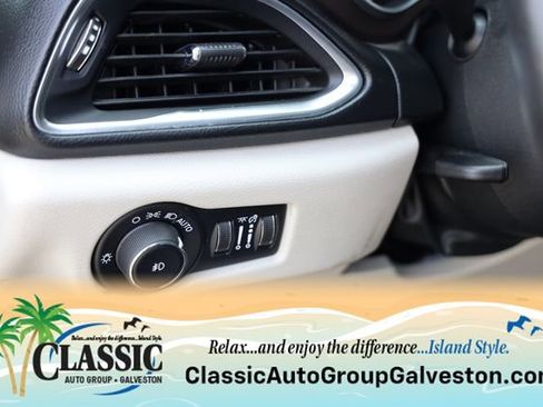 Used 2019 Chrysler Pacifica Touring-L Plus FWD image 19