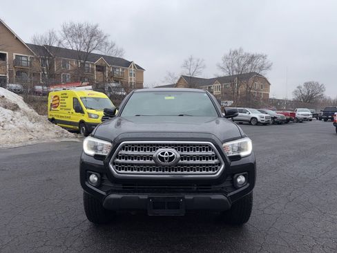 Used 2017 Toyota Tacoma TRD Sport image 2