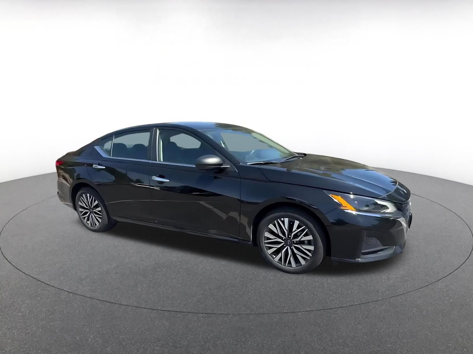 Used 2025 Nissan Altima 2.5 SV FWD image 2