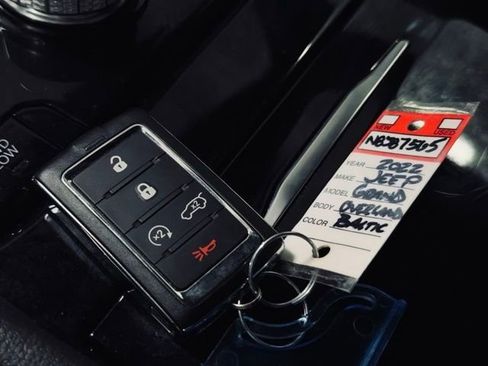 Used 2022 Jeep Grand Cherokee Overland AWD/4WD image 41