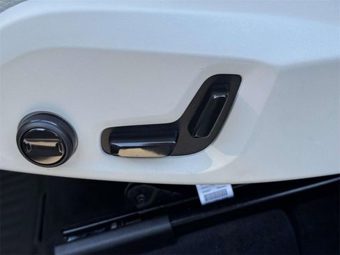 Used 2023 Volvo XC60 B5 Plus image 17