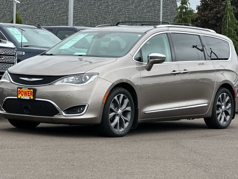Used 2017 Chrysler Pacifica Limited FWD image 8