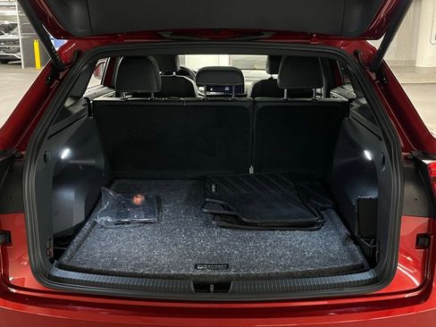 Certified 2025 Volkswagen Atlas Cross Sport SE w/ Panoramic Sunroof Package image 39