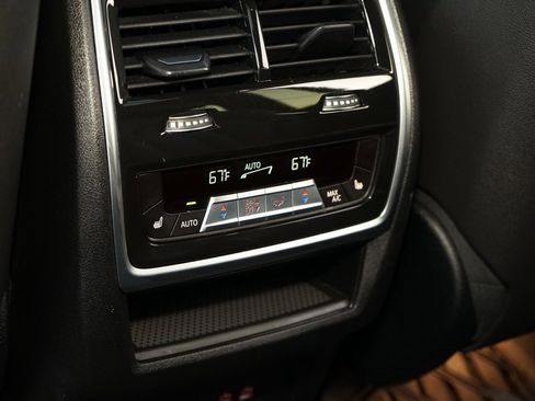 Used 2021 BMW X7 M50i image 22