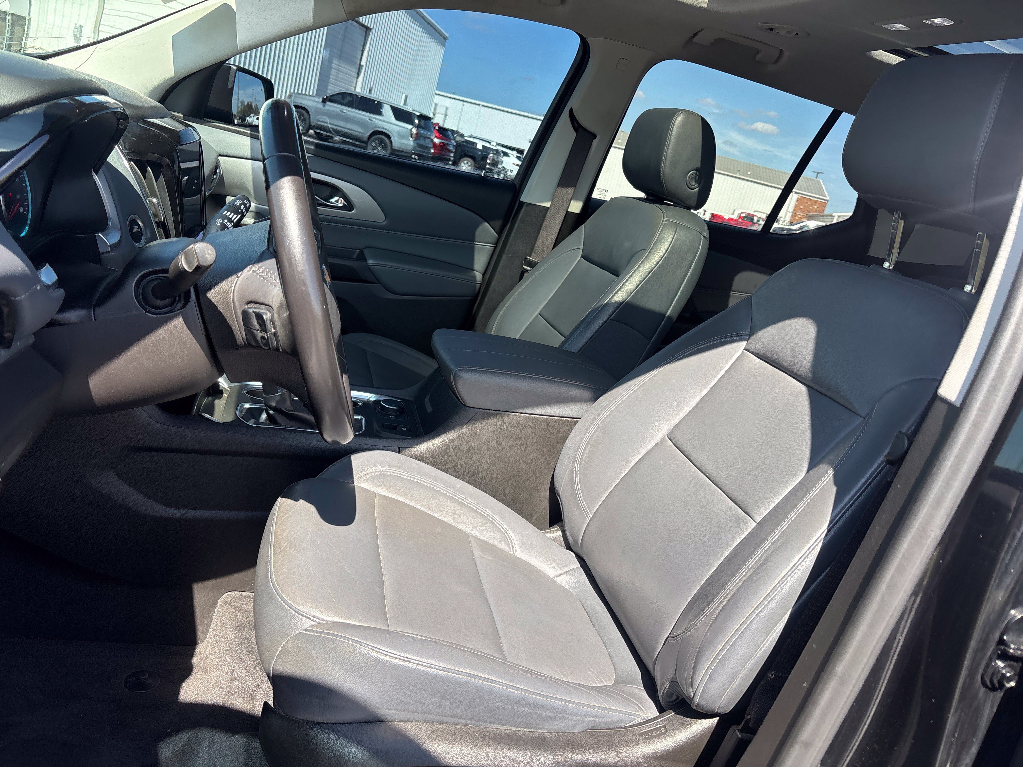 Used 2021 Chevrolet Traverse LT w/ LT Premium Package FWD image 17