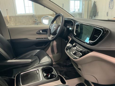Used 2022 Chrysler Pacifica Touring-L FWD image 31