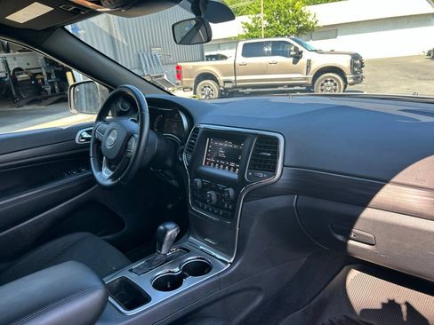 Used 2021 Jeep Grand Cherokee Laredo AWD/4WD image 38