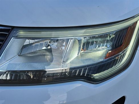 Used 2017 Ford Explorer XLT image 31