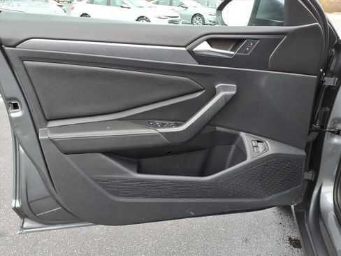 Used 2024 Volkswagen Jetta SE image 4