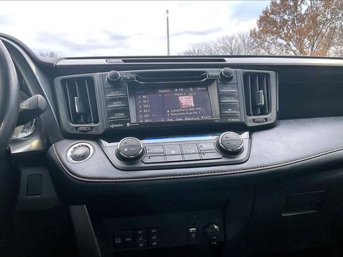 Used 2018 Toyota RAV4 SE image 34