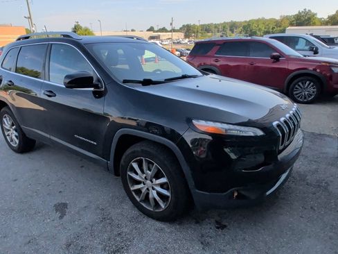 Used 2018 Jeep Cherokee Limited AWD/4WD image 2