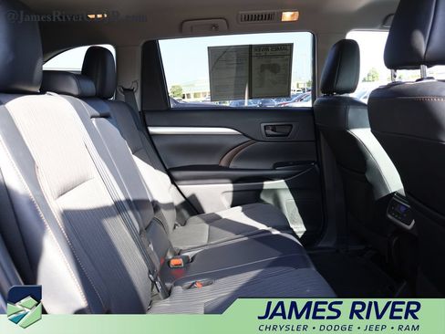 Used 2019 Toyota Highlander Plus AWD/4WD image 12