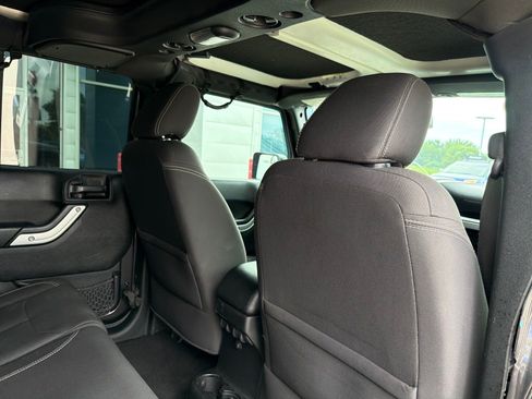 Used 2017 Jeep Wrangler Unlimited Sahara w/ Connectivity Group AWD/4WD image 23