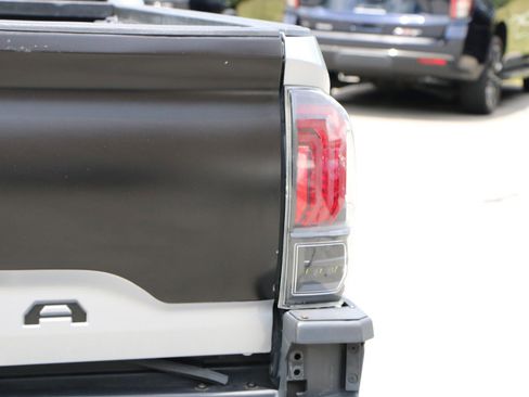 Used 2021 Toyota Tacoma TRD Off-Road w/ Technology Package AWD/4WD image 7