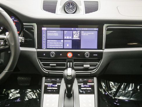 Certified 2025 Porsche Macan Turbo AWD/4WD image 17