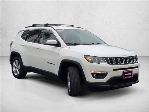 Used 2017 Jeep Compass Latitude w/ Popular Equipment Group AWD/4WD image 3