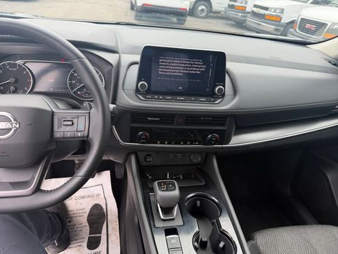 Used 2025 Nissan Rogue SV image 15