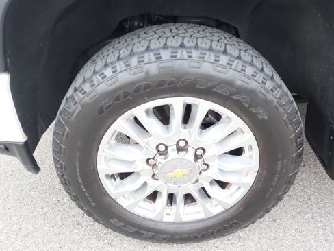 Used 2023 Chevrolet Silverado 2500 High Country w/ Technology Package image 11