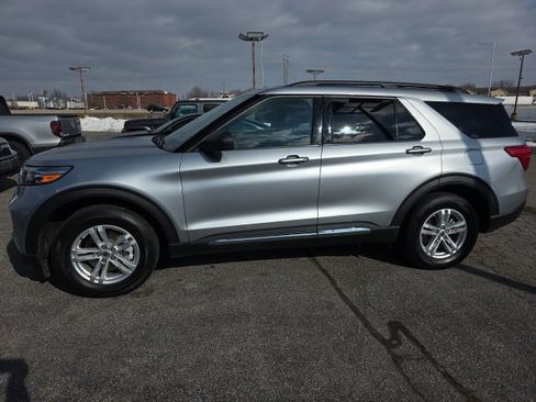 Used 2021 Ford Explorer XLT w/ Equipment Group 202A image 2