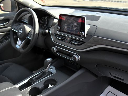 Used 2025 Nissan Altima 2.5 SV image 39