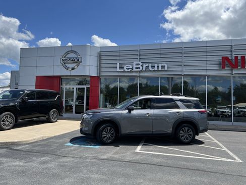 Used 2022 Nissan Pathfinder SV image 2