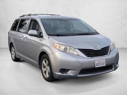 Used 2012 Toyota Sienna LE image 3