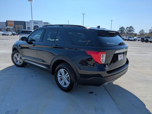 Used 2023 Ford Explorer XLT w/ Equipment Group 202A image 5