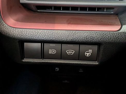 Used 2025 Toyota Prius Plug-In Hybrid FWD image 18