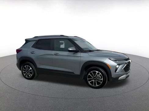 Used 2025 Chevrolet TrailBlazer LT image 2