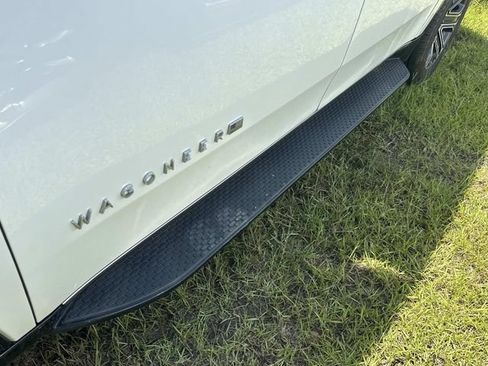 Used 2024 Jeep Wagoneer L Series II RWD image 6