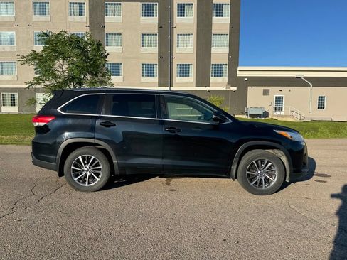 Used 2017 Toyota Highlander XLE AWD/4WD image 14
